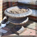 L06. Urn-shaped planter. 